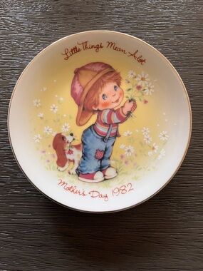 Avon White Decorative Plate "Little Things" - 1982 Mother's Day & More